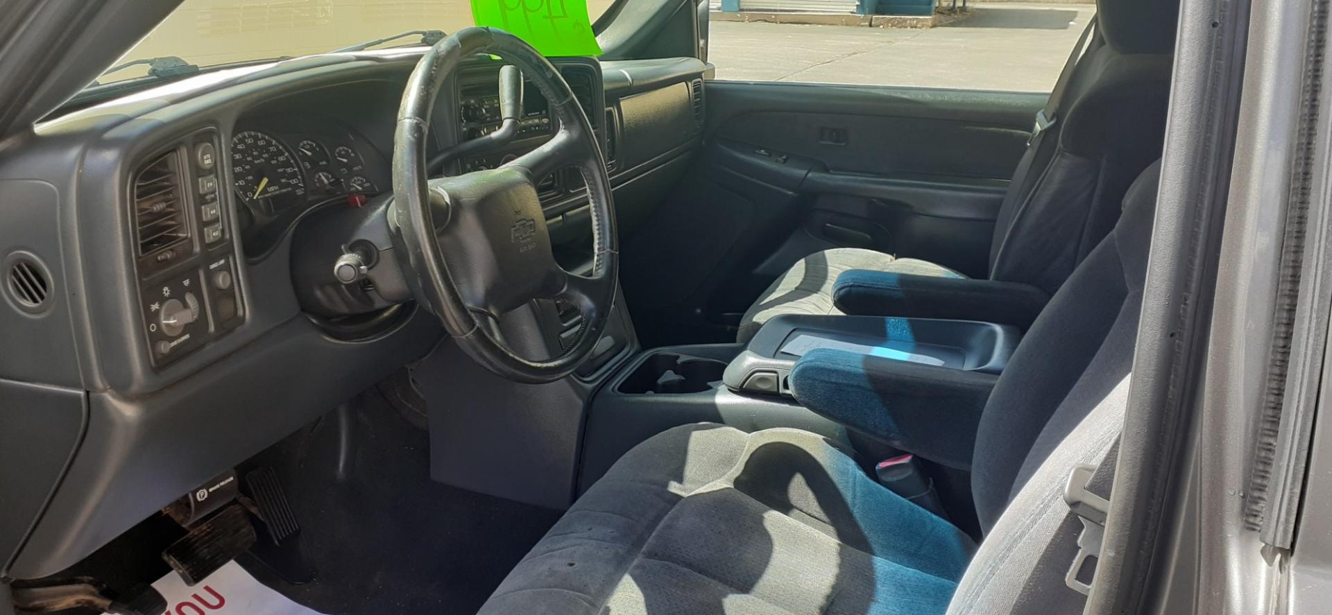 2000 Chevrolet Silverado 1500 (2GCEK19T6Y1) with an 5.3L V8 OHV 16V engine, 4-Speed Automatic Overdrive transmission, located at 2015 Cambell Street, Rapid City, SD, 57701, (605) 342-8326, 44.066433, -103.191772 - CARFAX AVAILABLE - Photo#5